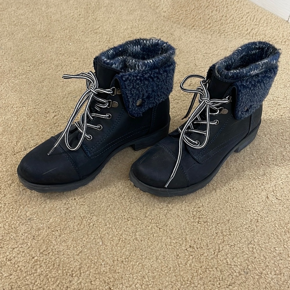 White mountain navy blue boots with Sherpa lining